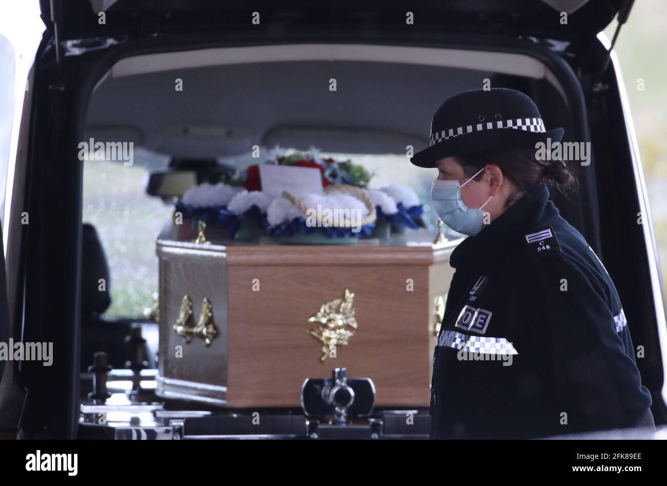 Un oficial de policía está al lado del ataúd en Stirling Crematorium