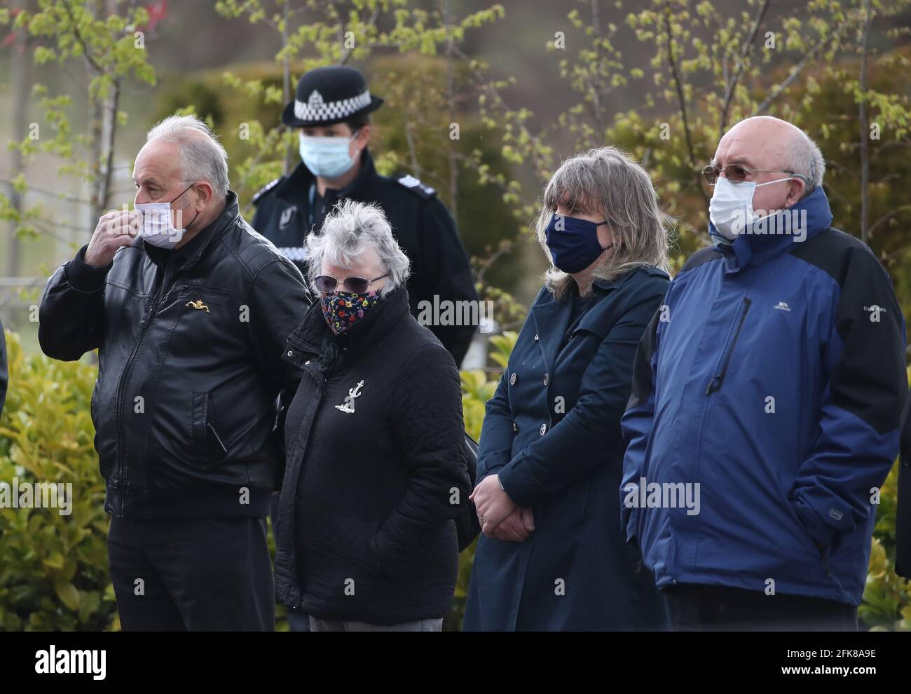 Los lloradores pagan sus respetos en Stirling Crematorium, durante el