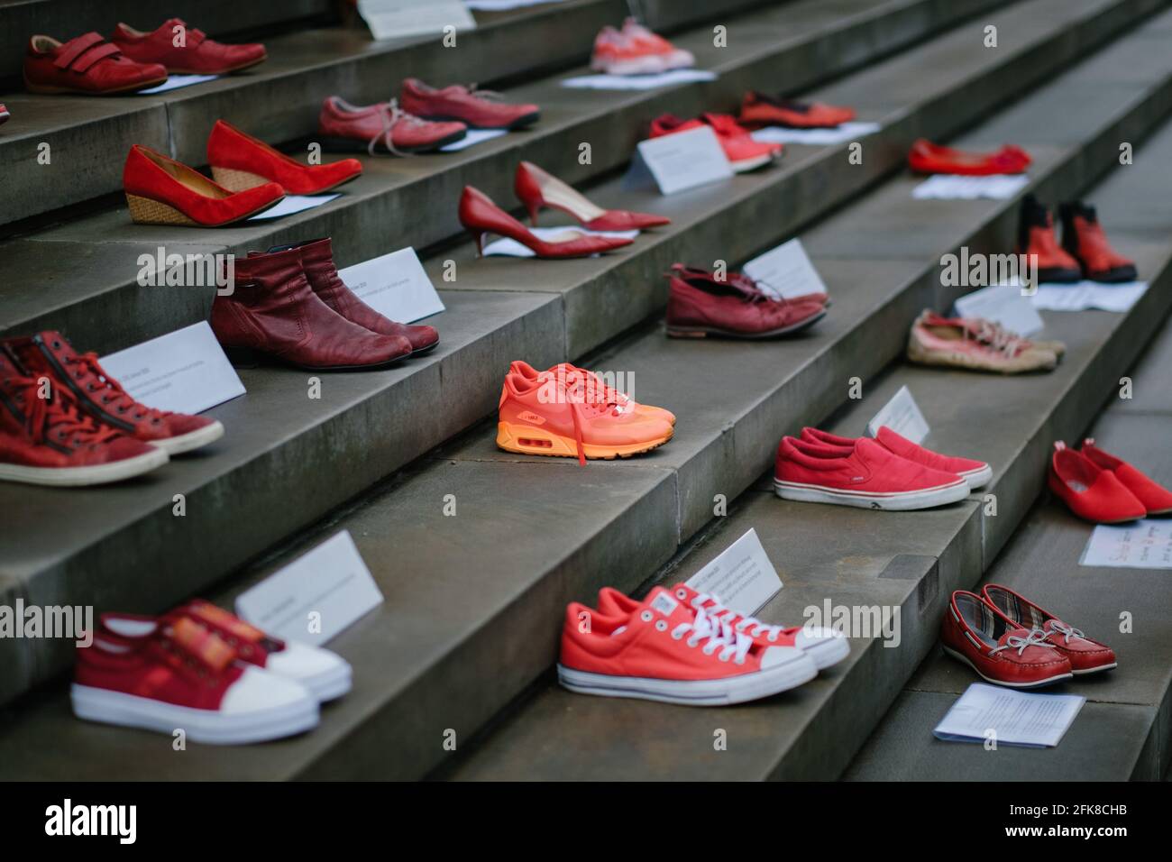 Hanover, Alemania. 29th de Abr de 2021. Los zapatos rojos se encuentran  frente al Parlamento de Baja Sajonia durante la campaña 'Red Shoes' contra  la retirada de Turquía de la Convención de