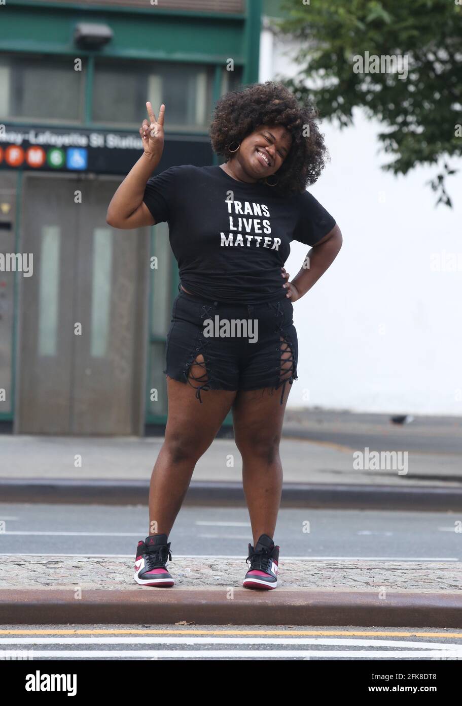 Nueva York - NY - 07/04/2020 - Jari Jones (modelista negro transgénero y  activista) se detiene para tomar fotos frente a su gran cartelera Calvin  Klein en Soho. El anuncio es parte