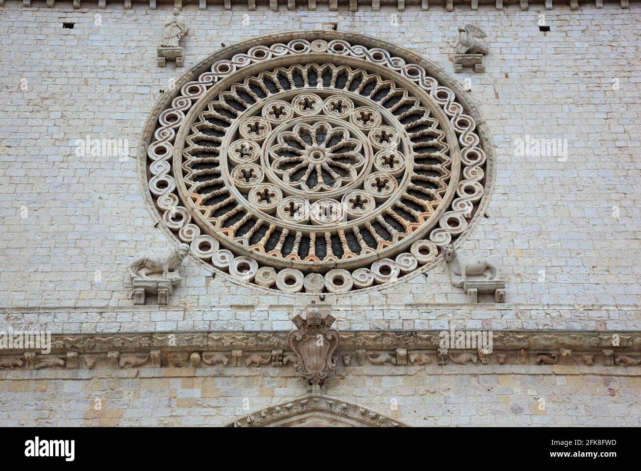 Detalle Der Fassade, Rosette, Basilika San Francesco en Asís, Umbrien, Italien Foto de stock