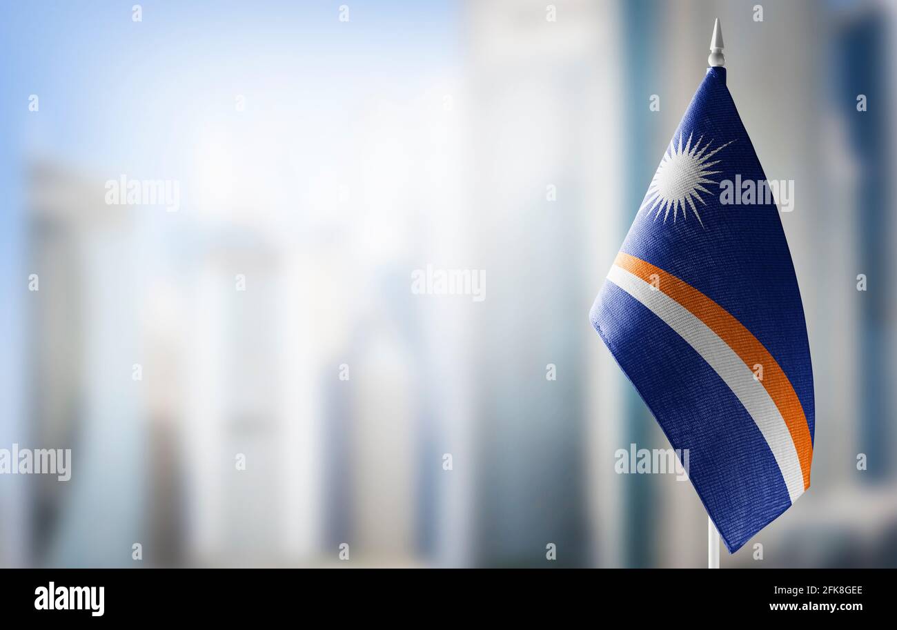 Una pequeña bandera de las Islas Marshall en el fondo de un fondo borroso Foto de stock
