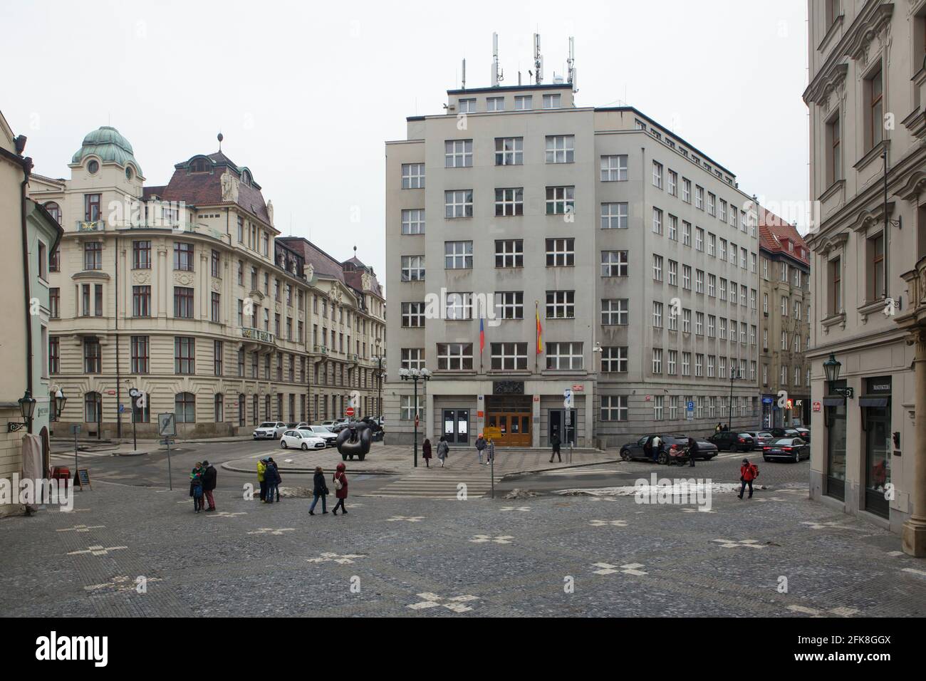 Franz Kafka Square (Náměstí Franze Kafky) en Staré Město (Ciudad Vieja) en Praga, República Checa. Franz Kafka nació el 3 de julio de 1883 en la casa que estaba en esa plaza, en el lugar del edificio a la derecha. Los edificios del Ayuntamiento de Praga se ven en el fondo. Foto de stock