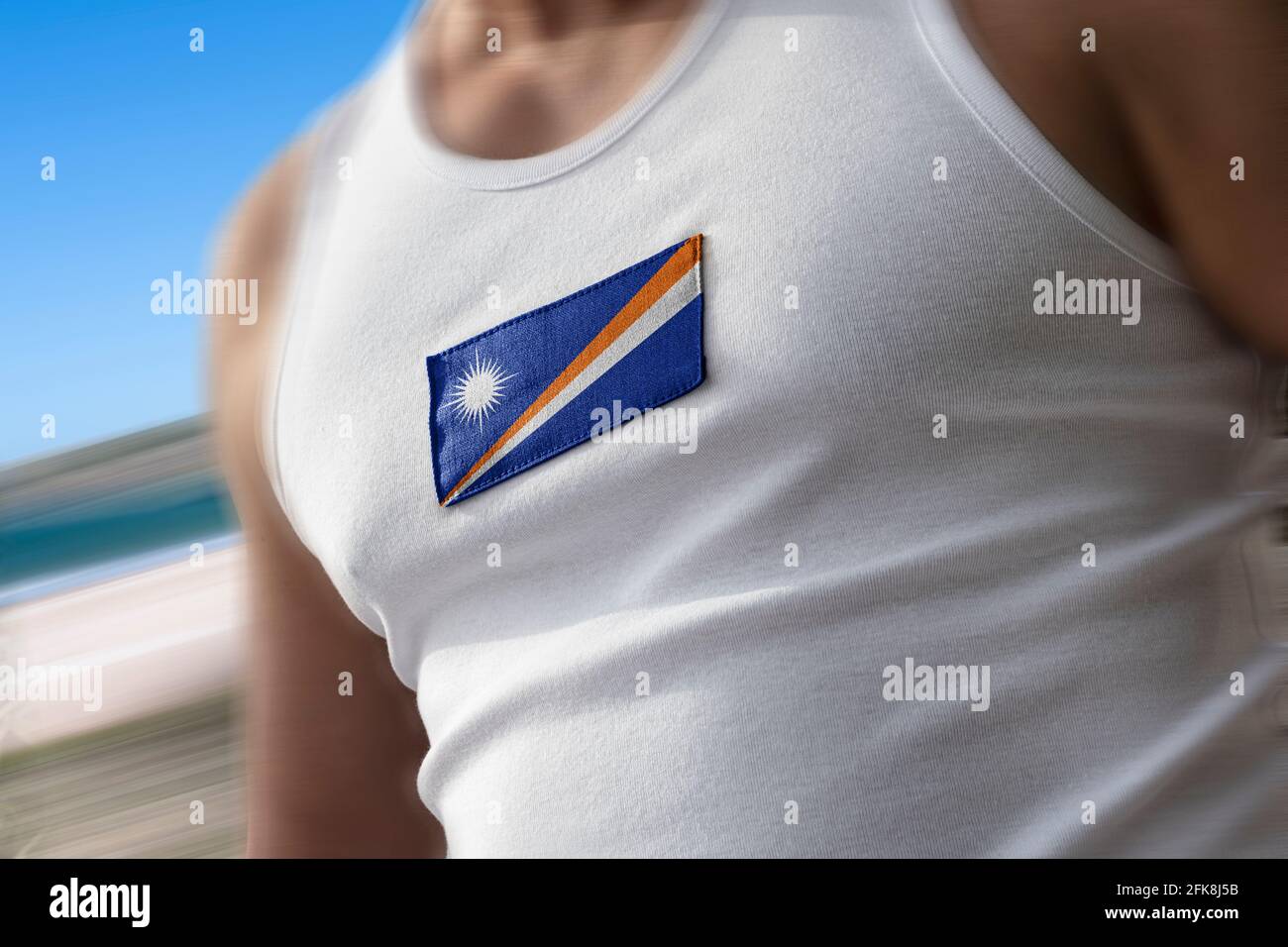 La bandera nacional de las Islas Marshall en el pecho del atleta Foto de stock
