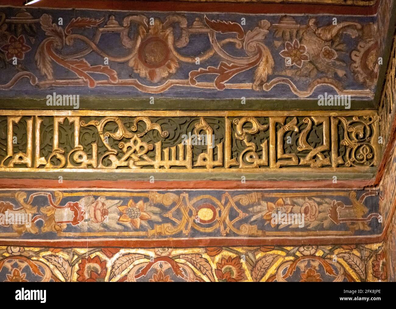 Detalle de inscripción y decoración Kufic de madera tallada Ayyubid, interior, Tumba de Imam al-Shafi'i, El Cairo, Egipto Foto de stock
