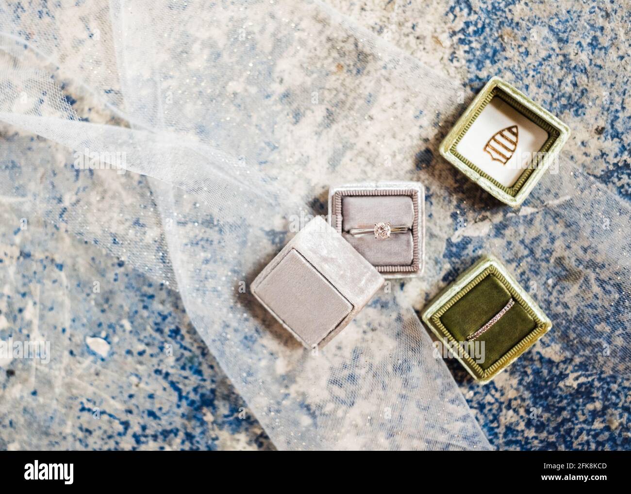 Cajas para anillos de boda en gris y verde, en una capa plana. Foto de stock