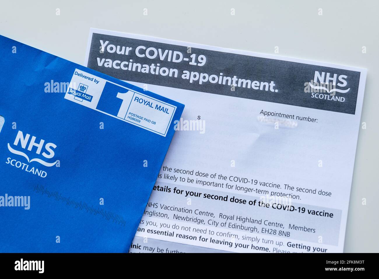 Coronavirus Covid-19 carta de la segunda dosis de vacunación de NHS Escocia con sobre azul, Reino Unido Foto de stock