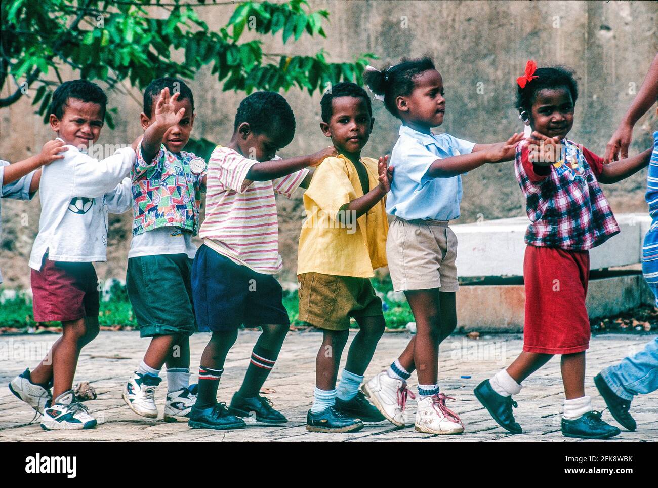 Dominikanische Republik, Schulkinder. Schulhof en Santo Domingo. Foto de stock