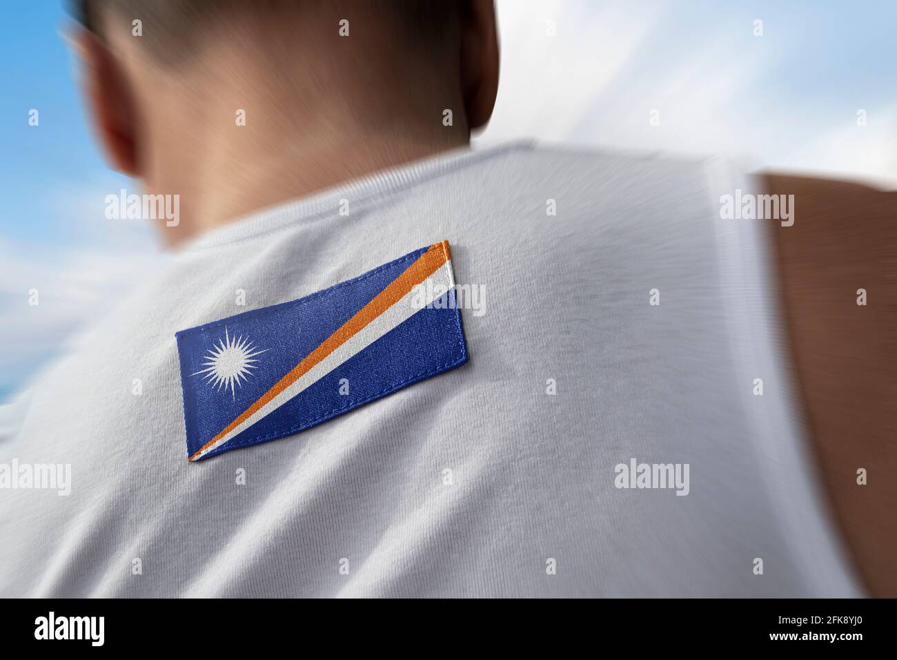 La bandera nacional de las Islas Marshall en la espalda del atleta Foto de stock