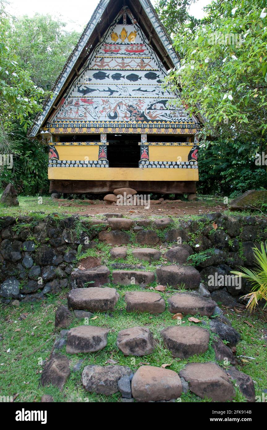 Escalones de piedra que conducen a la Casa de los Hombres, Koror, República de Palau, Micronesia Foto de stock