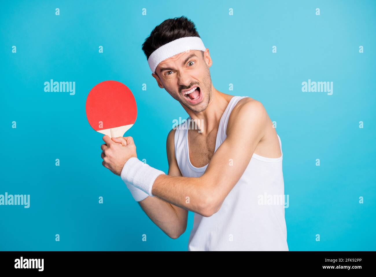 Foto Del Joven Deportista Enojado Gritar Loco Mantener Raqueta De Tenis El Jugador Del Juego 0253