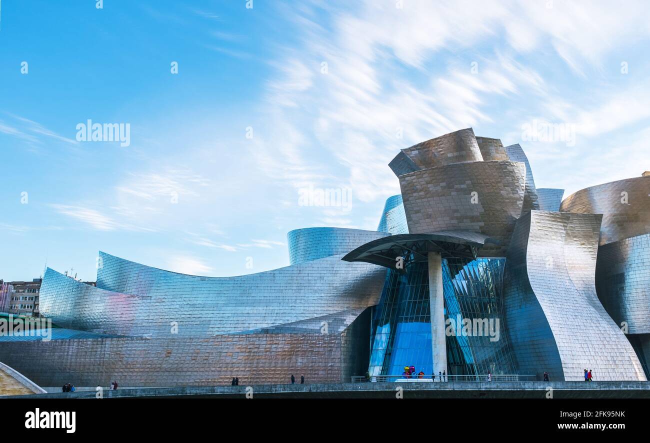 BILBAO, ESPAÑA - 20 DE ENERO de 2016: Vista gran angular del Museo Guggenheim y de la Torre Iberdrola a orillas del río Nervión en Bilbao, España. Foto de stock