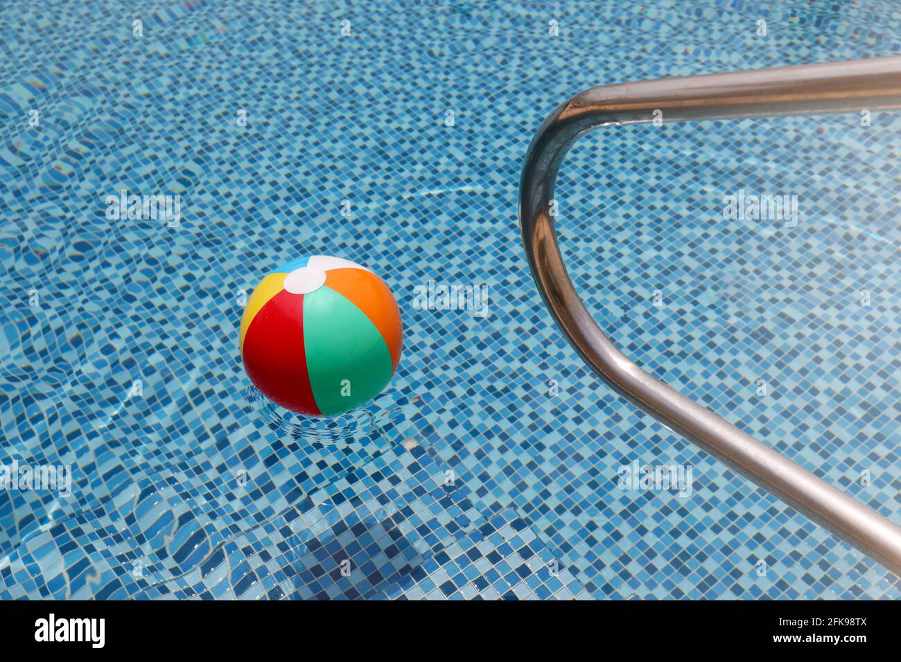 Barras de agarre escalera en una piscina azul. Foto de stock