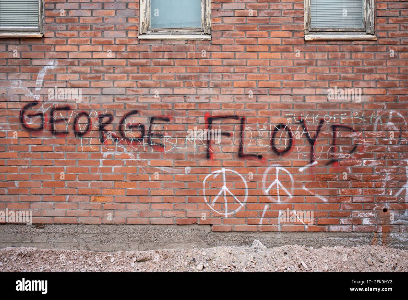George Floyd graffiti en pared de ladrillo en el distrito de Munkkisaari de Helsinki, Finlandia Foto de stock