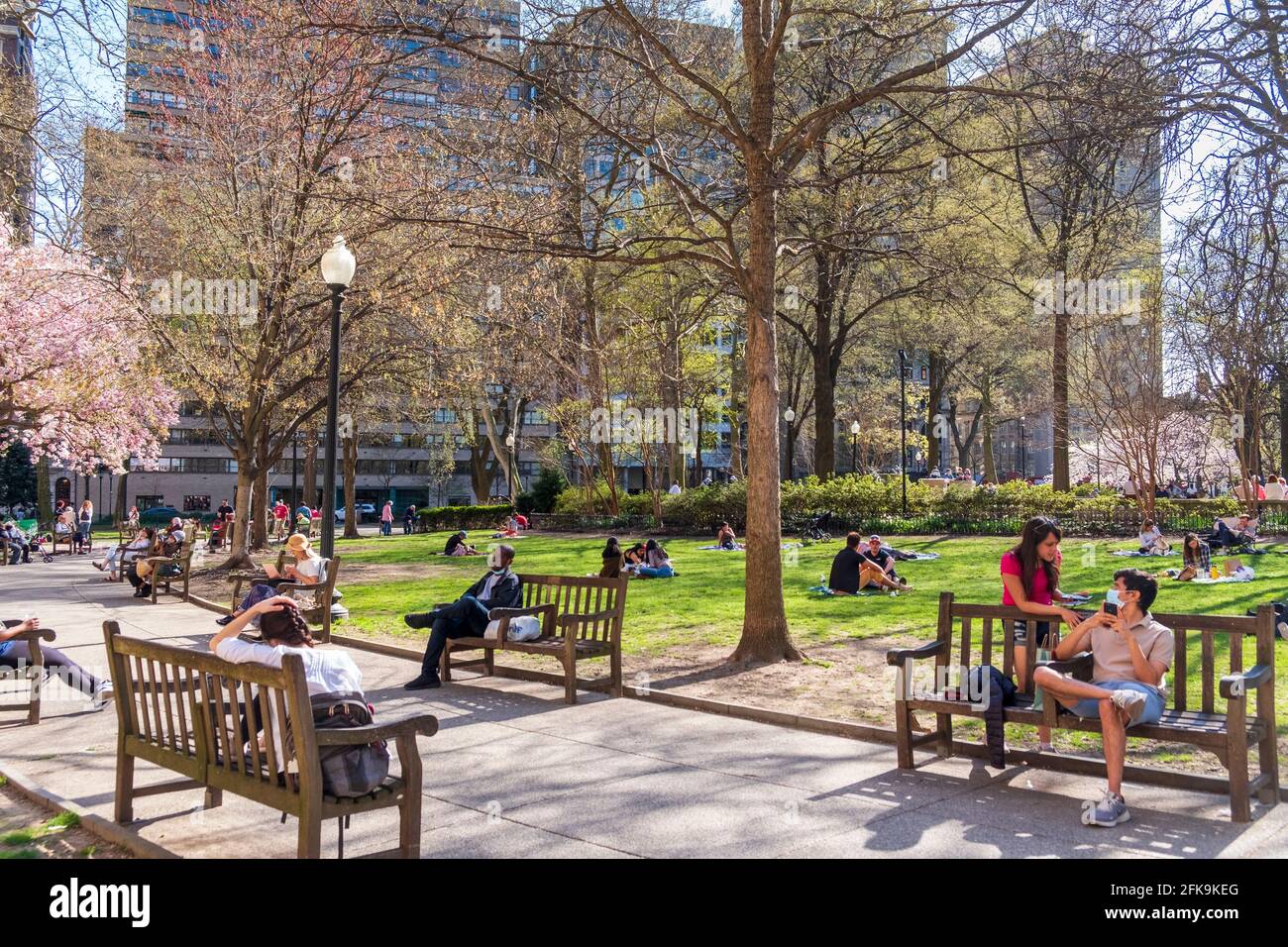 Gente caminando por Rittenhouse Square en Springtime, Philadelphia, Pennsylvania, USA Foto de stock