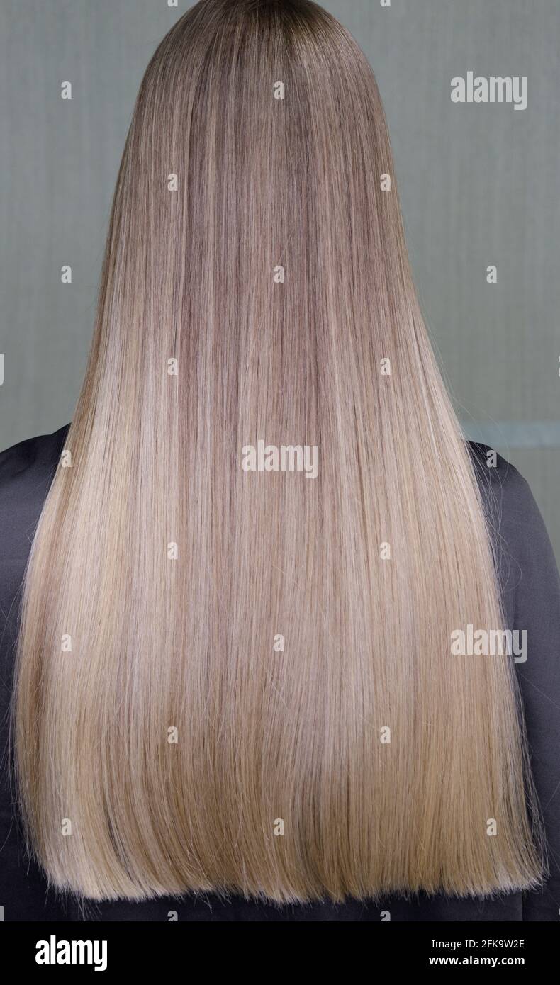 Modelos de pelo increíblemente hermosos pintados en un aspecto de color  claro desde atrás Fotografía de stock - Alamy