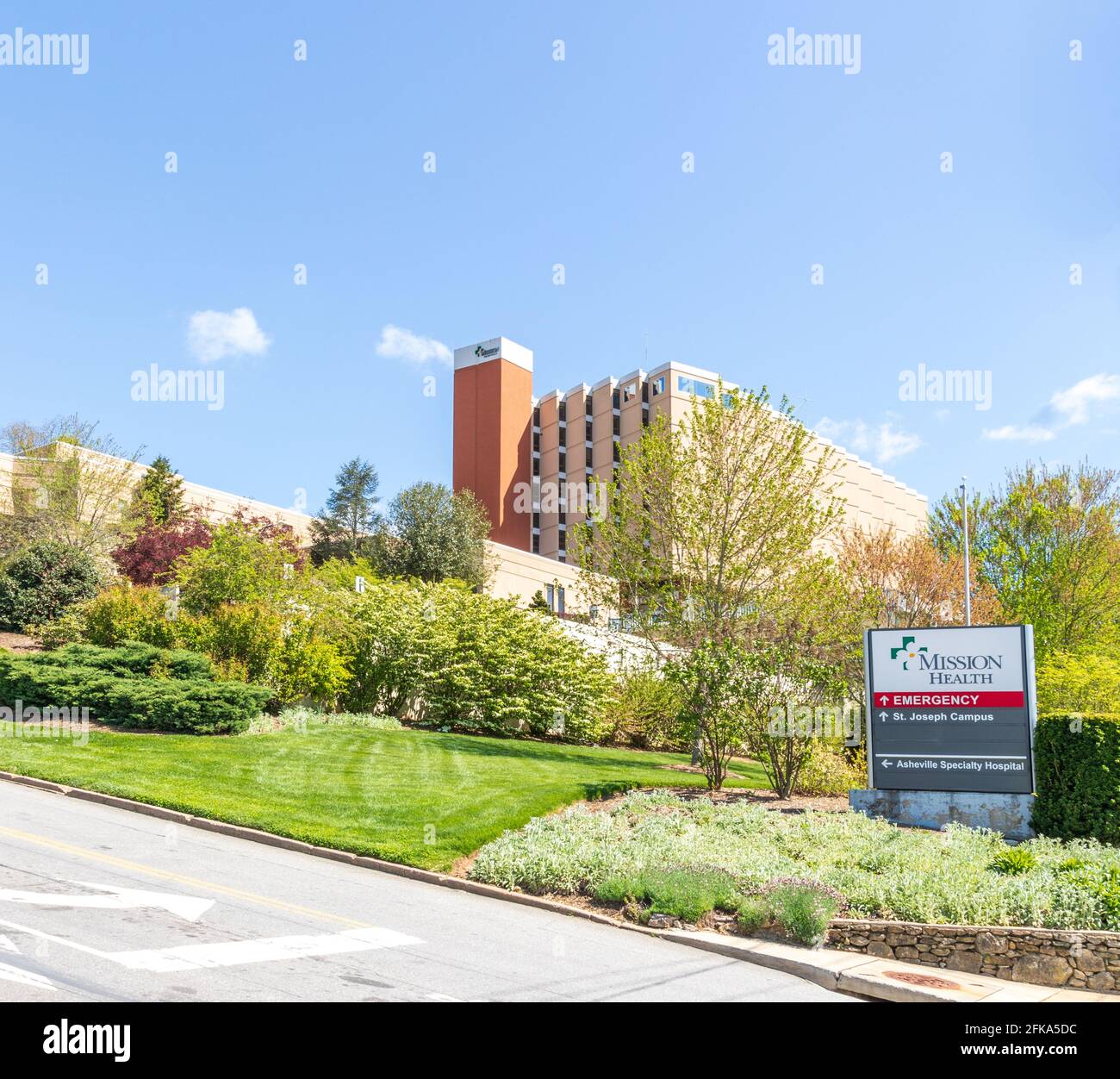 ASHEVILLE, NC, EE.UU.-25 ABRIL 2021: Entrada de emergencia de Mission Health, Campus de St. Joseph, Hospital de Especialidades de Asheville. Señal de información y edificio. Foto de stock