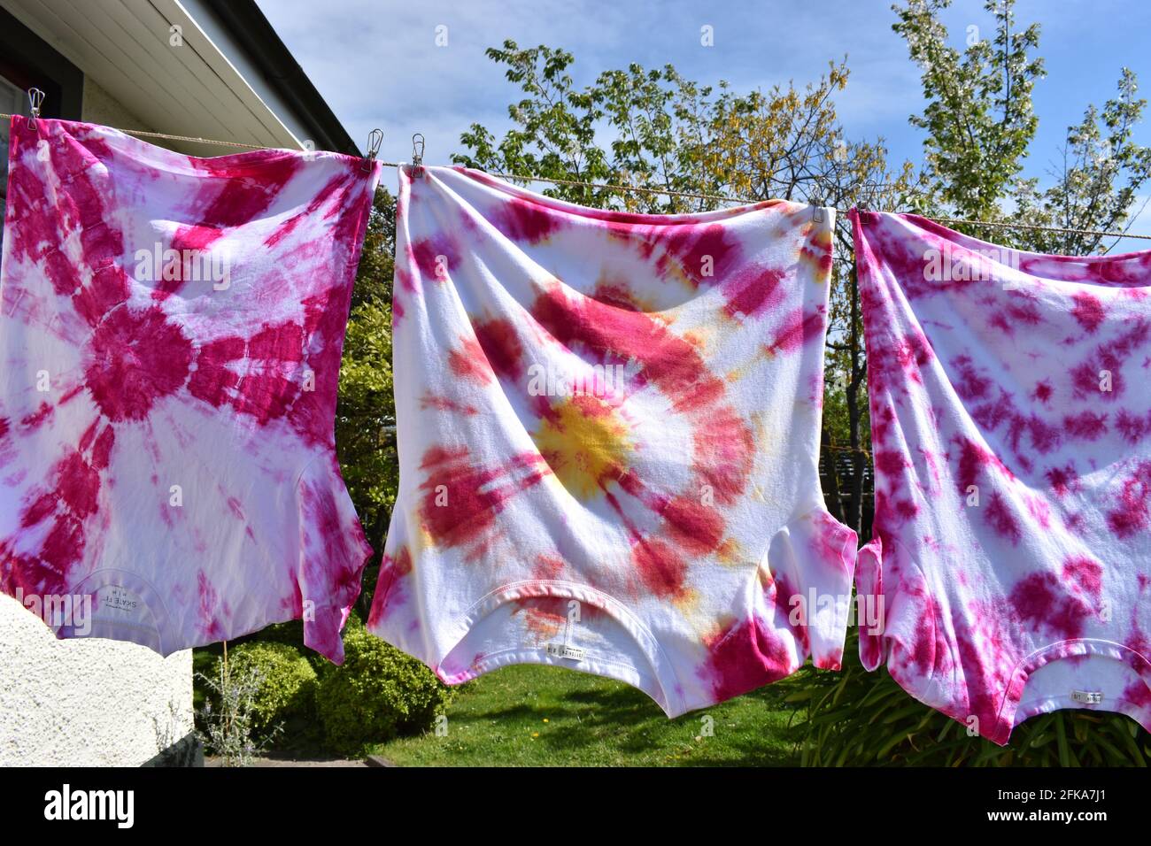 Camisetas tie dye fotografías e imágenes de alta resolución - Alamy