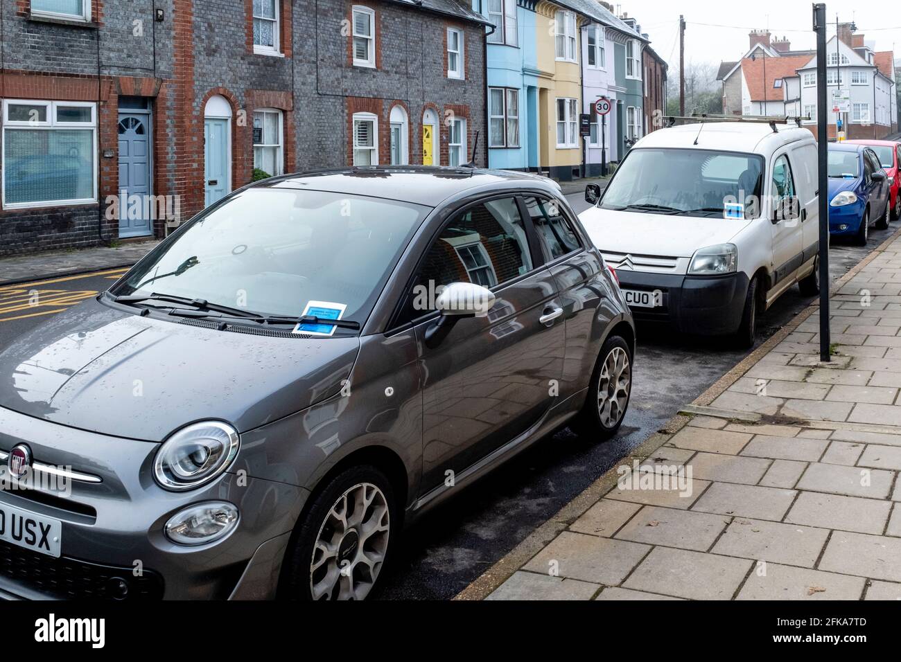 Coches estacionados en la calle con boletos de estacionamiento, Lewes, East Sussex, Reino Unido. Foto de stock