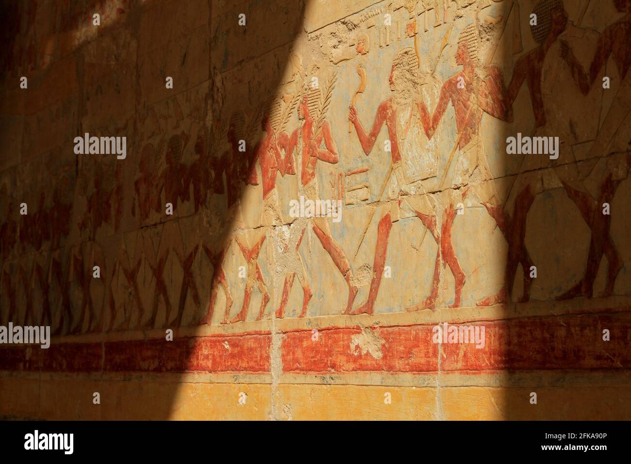 Pintó jeroglíficos en la pared del Templo Mortuorio de Hatshepsut, cerca del Valle de los Reyes, Egipto Foto de stock