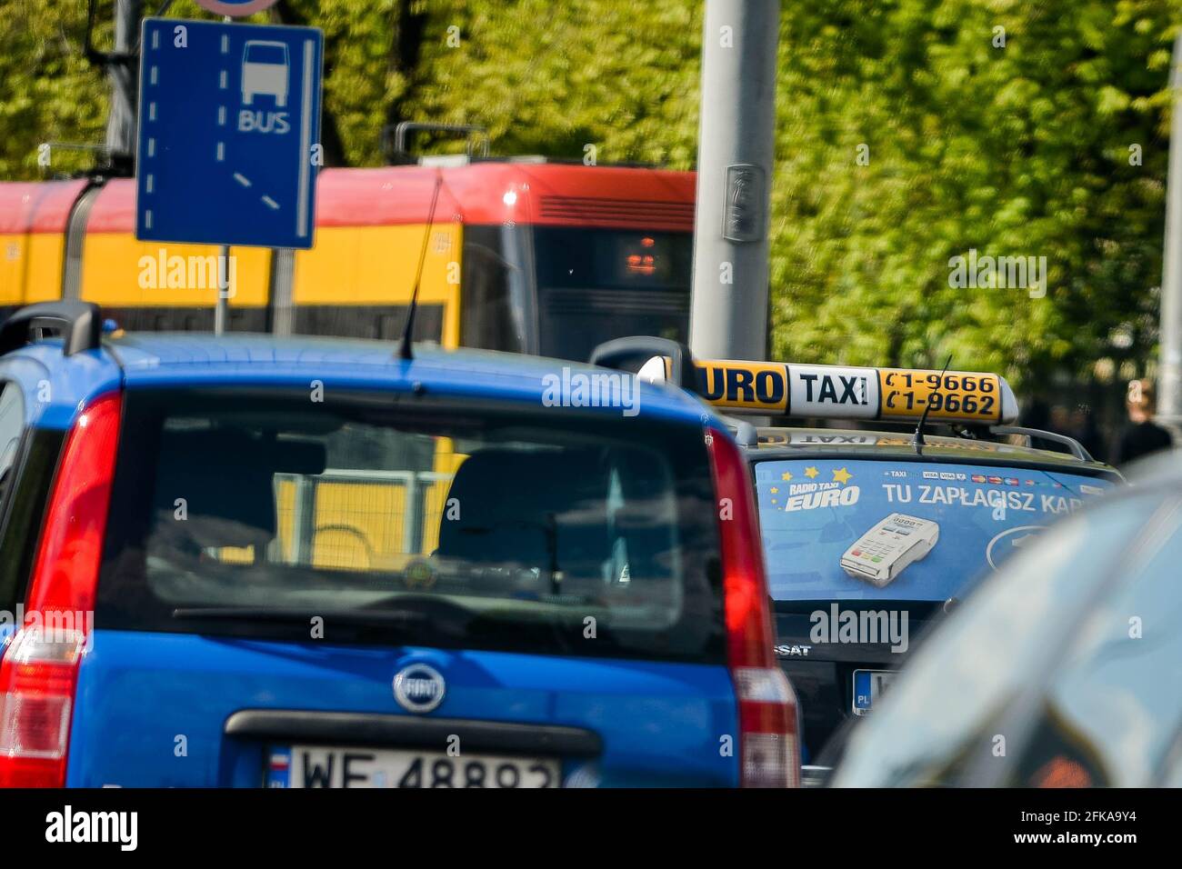 VARSOVIA. POLONIA - 2016 de junio: Taxi por las calles de Varsovia, Polonia. Tráfico En las carreteras, los taxis llevan pasajeros. Foto de stock