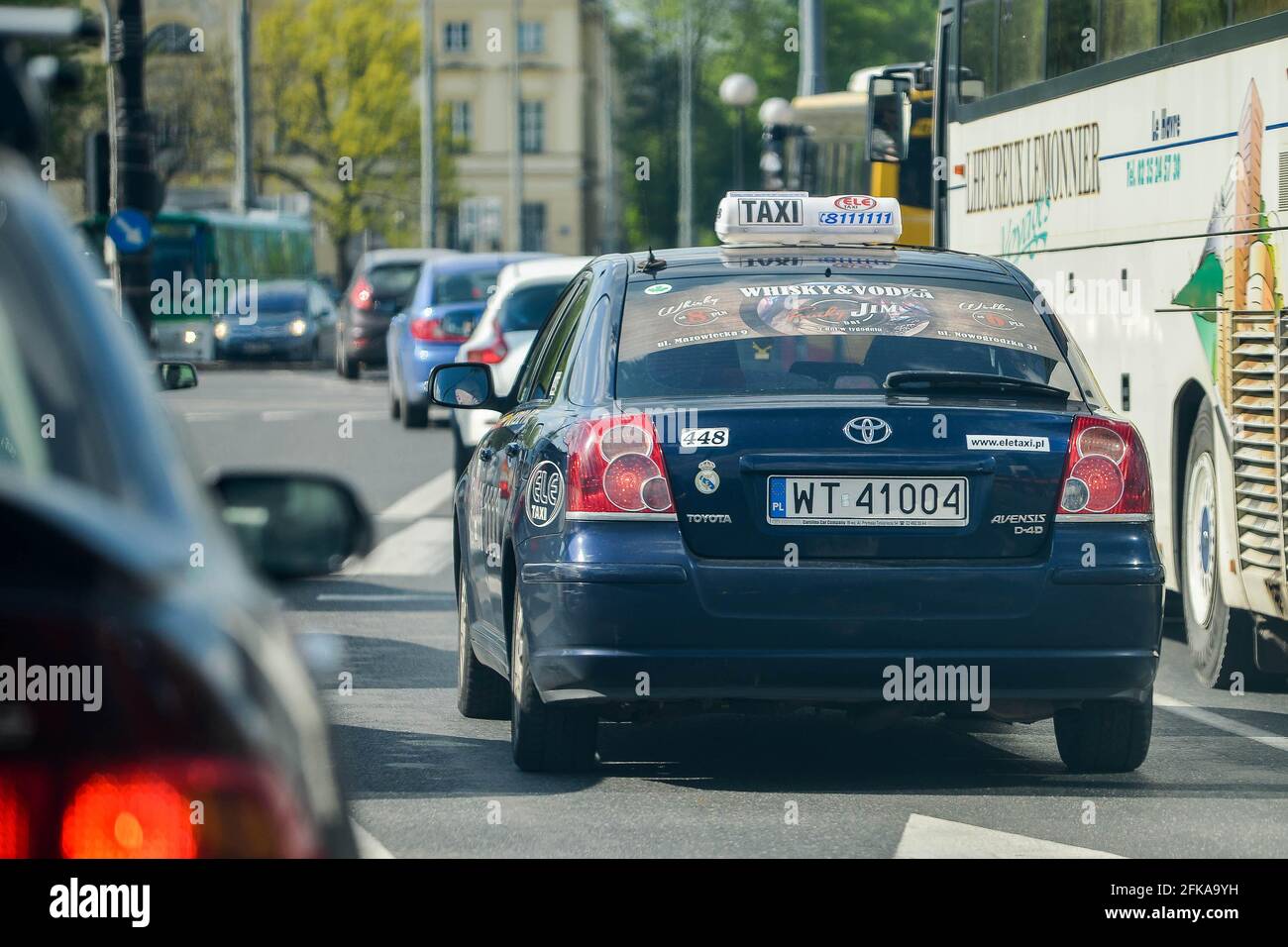 VARSOVIA. POLONIA - 2016 de junio: Taxi por las calles de Varsovia, Polonia. Tráfico En las carreteras, los taxis llevan pasajeros. Foto de stock