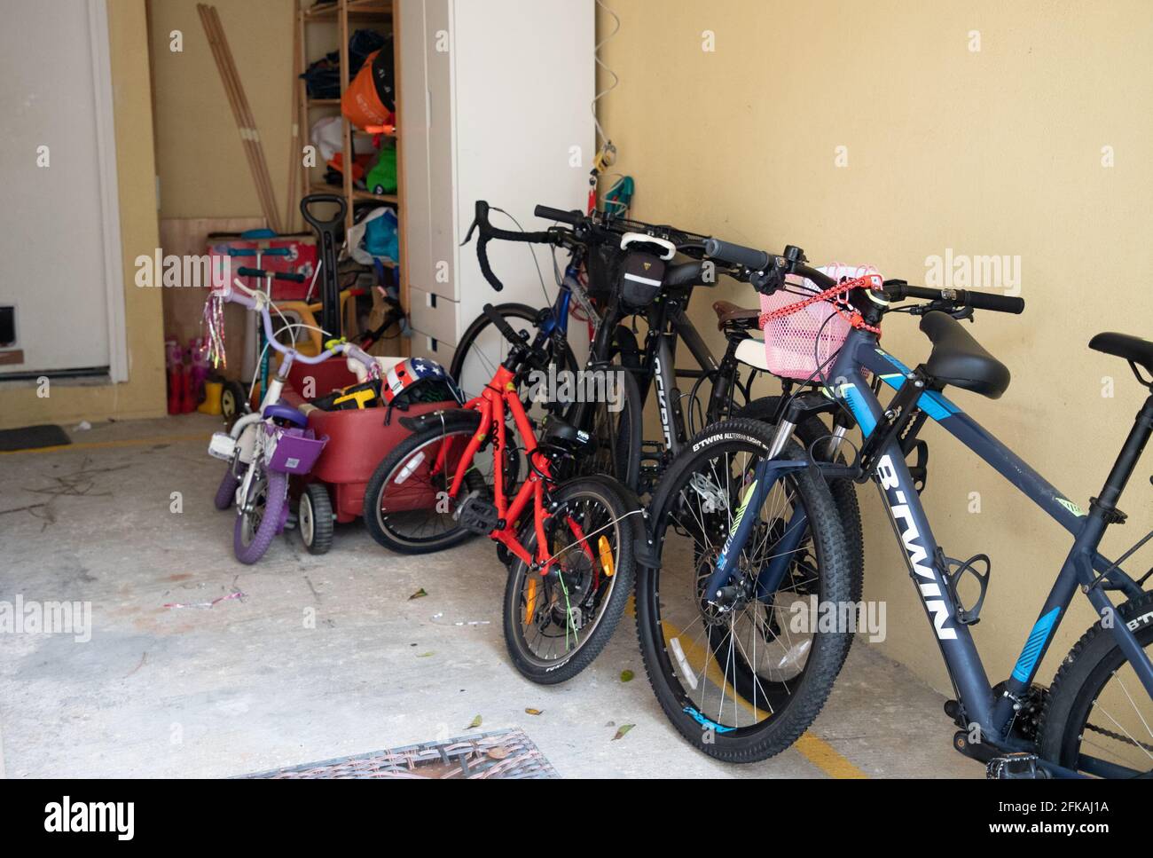 27 2 2021 bicicletas para niños y adultos en un aparcamiento en el patio trasero de una familia en Discovery Bay, Hong Kong Foto de stock