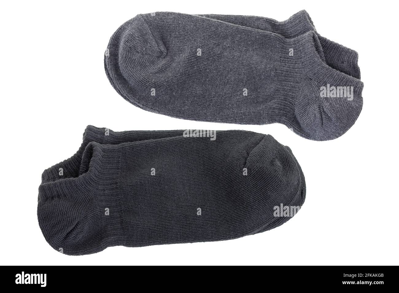 Calcetines por el tobillo de corte bajo en un color sencillo. Cómodos calcetines suaves en gris negro aislados sobre fondo blanco. Foto de stock