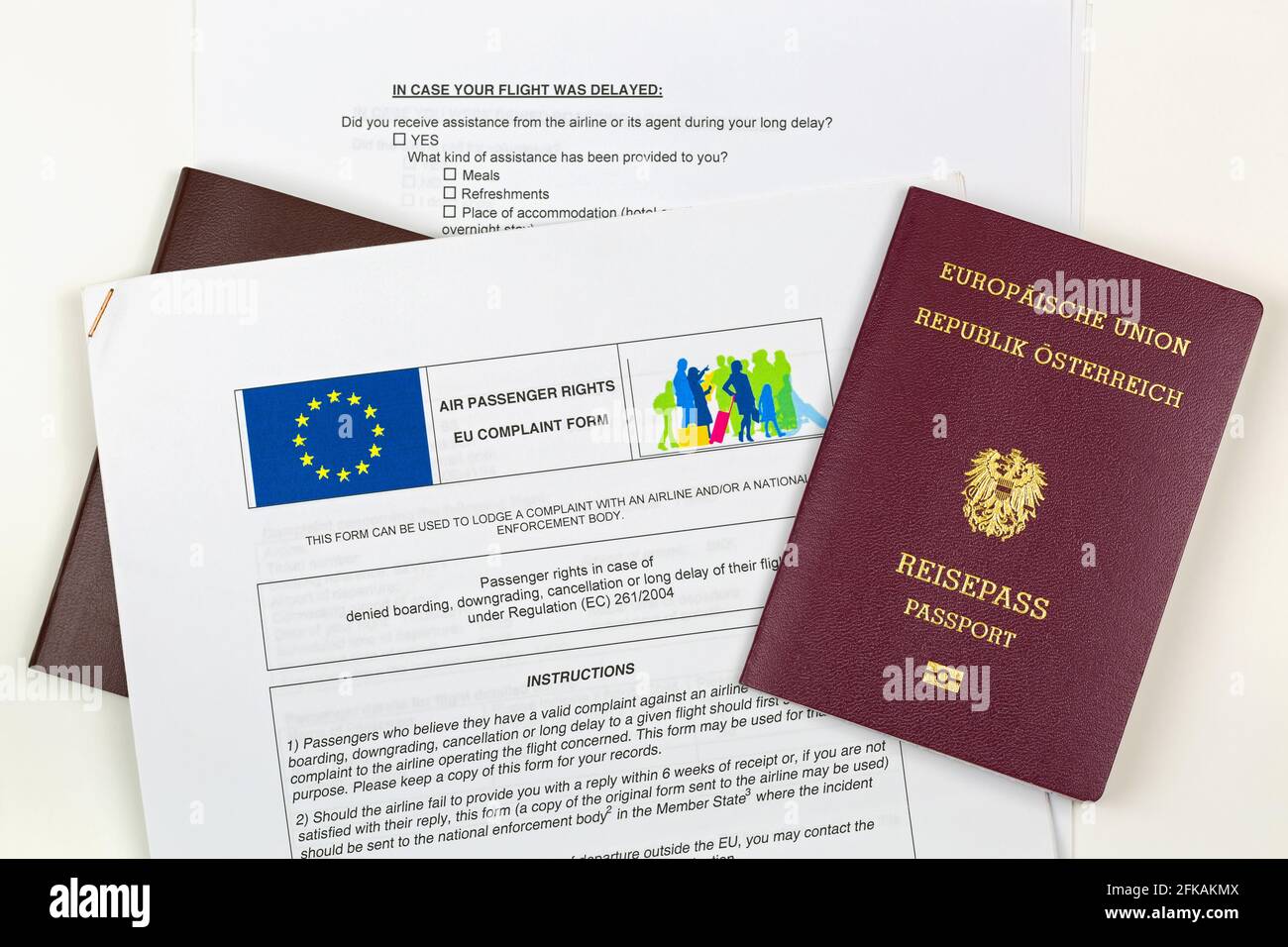 MUNICH, ALEMANIA - 2016 DE OCTUBRE: Pasaporte electrónico austriaco en el formulario de queja de la UE en el aeropuerto de Munich, Alemania, el 23 de octubre de 2016. Los pasajeros pueden Foto de stock