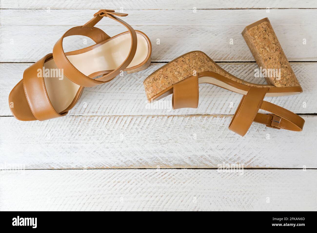 Un nuevo par elegantes tacones marrones con suelas de zapatos hermosos para mujer sobre fondo de Fotografía de stock - Alamy
