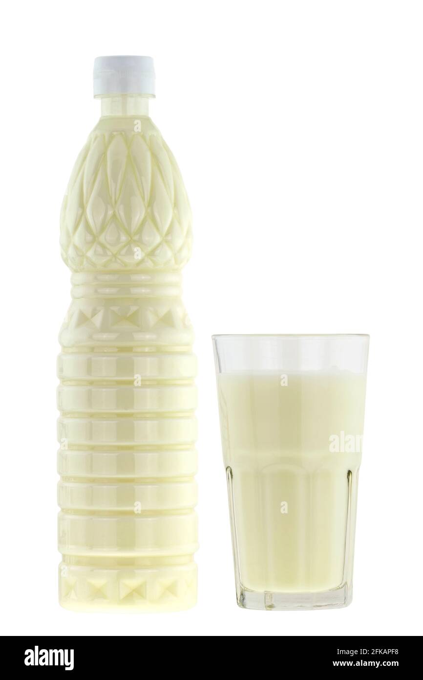 Una botella y un vaso de leche fermentada Buttermilk aislado sobre