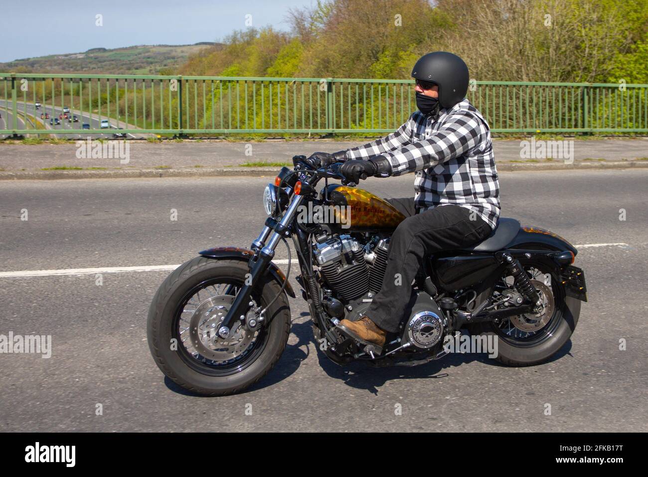 2011 Harley Davidson XL 1200x Cuarenta y ocho; ciclista de motocicleta; transporte de dos ruedas, motocicletas, vehículos, Carreteras, motos, motos motoristas en Chorley, Reino Unido Foto de stock
