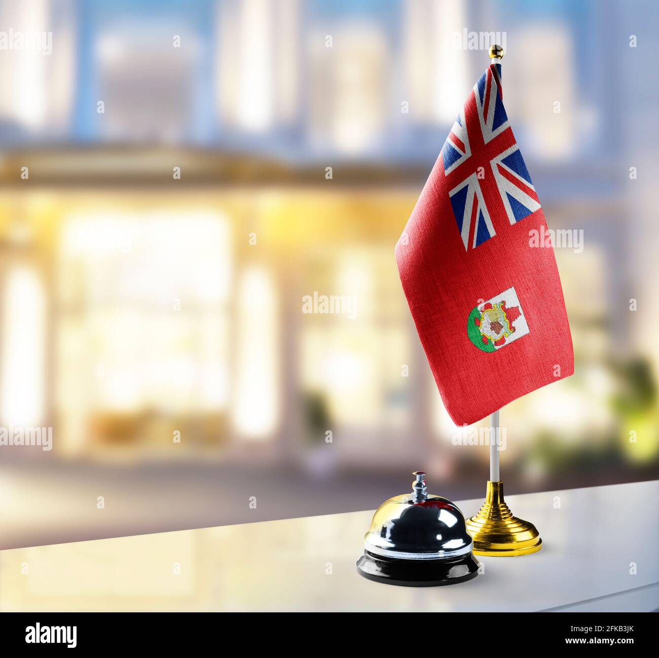 Bandera Bermuda en el mostrador de recepción en el vestíbulo de el hotel Foto de stock
