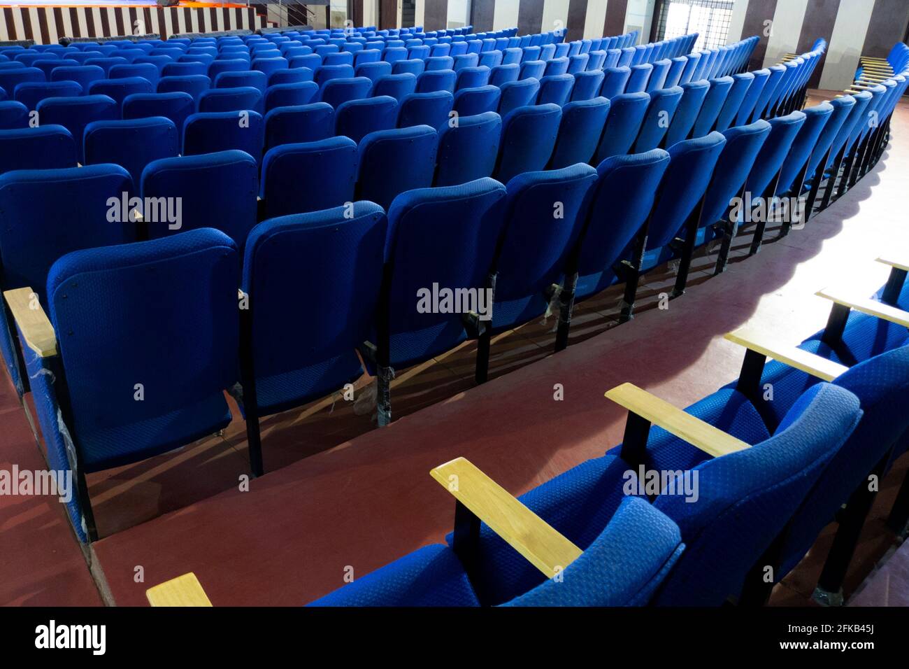 Una larga vista de sillas vacías de color azul aisladas en la sala de conferencias, Kalaburagi, Karnataka, India-abril de 17,2021 Foto de stock