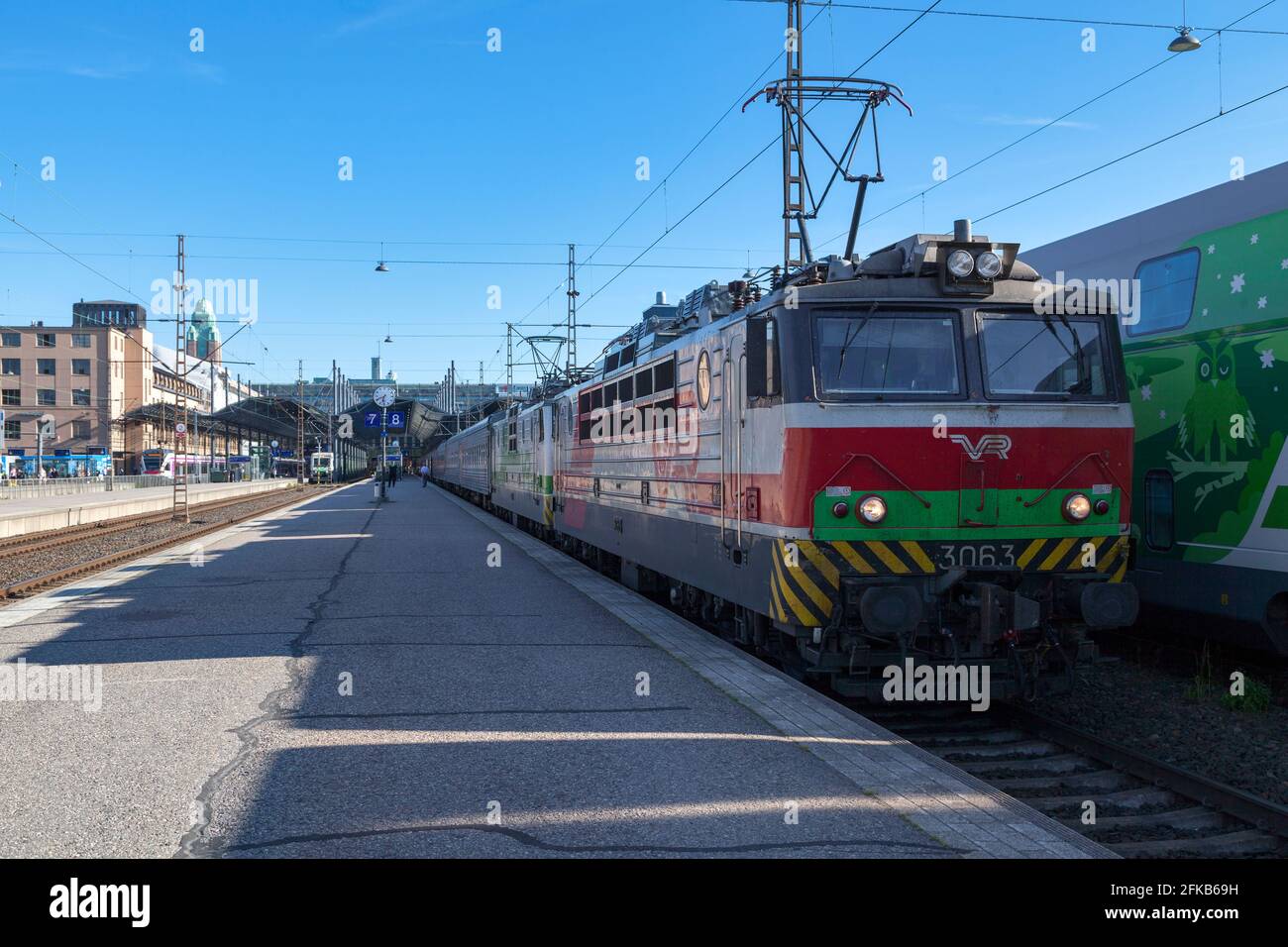 Helsinki, Finlandia - junio de 18 2019: Tren operado por VR Group en la estación de tren de Helsinki. Foto de stock