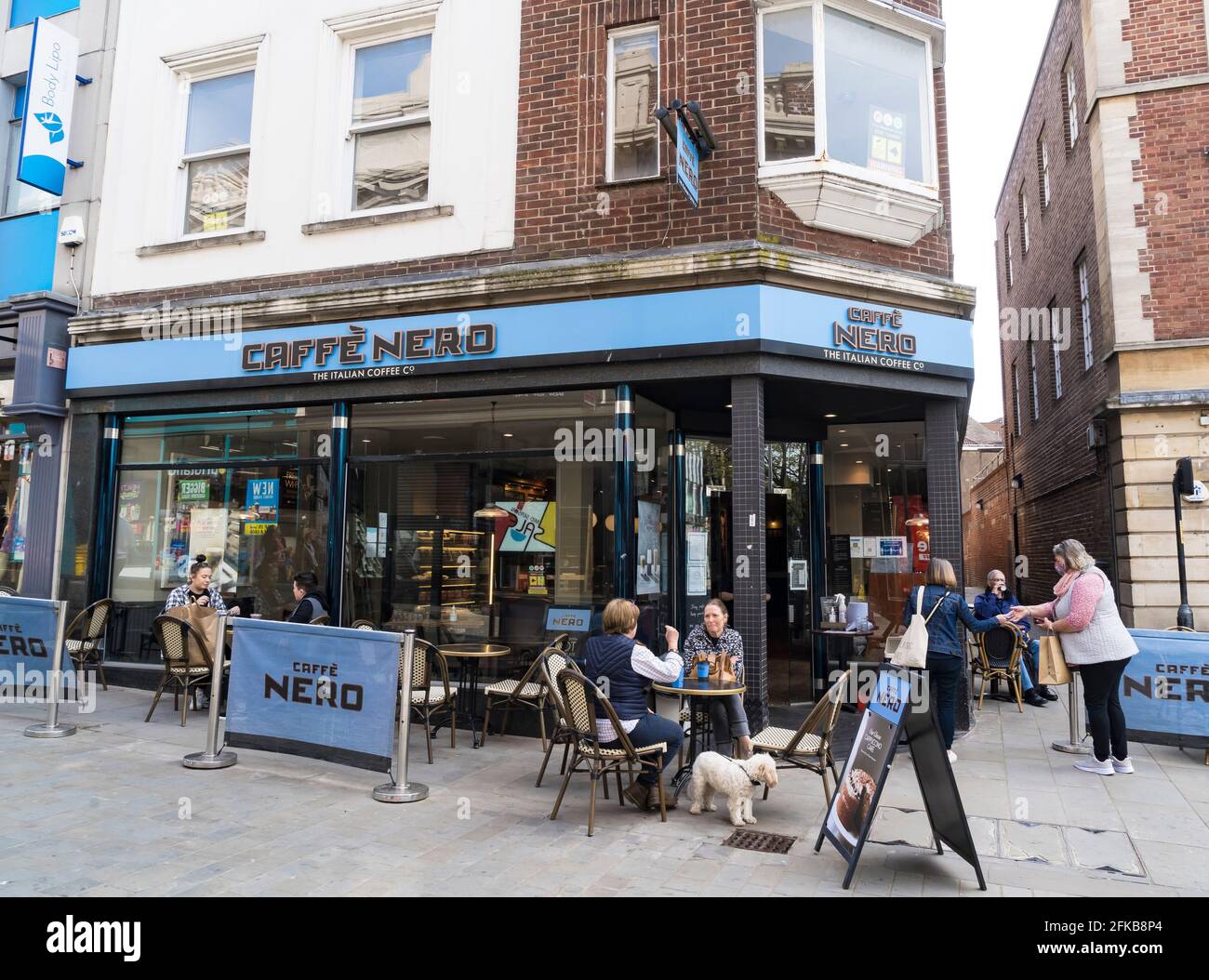 Caffe Nero reabrió sus puertas después de cerrar la calle High Lincoln Lincolnshire Foto de stock