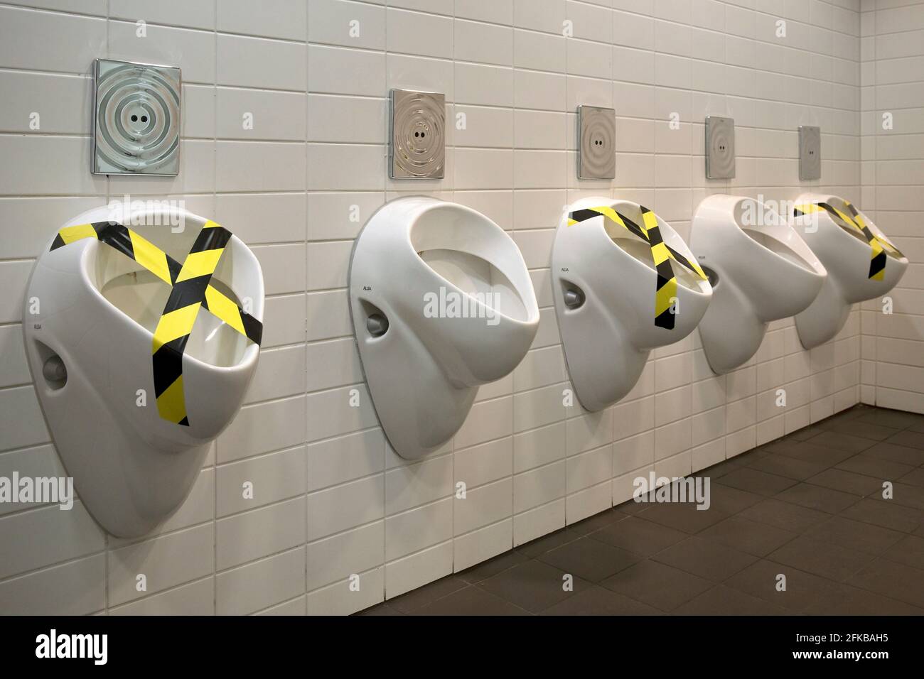 Urinal, Corona normas de separación en un baño de hombres, Alemania Foto de stock