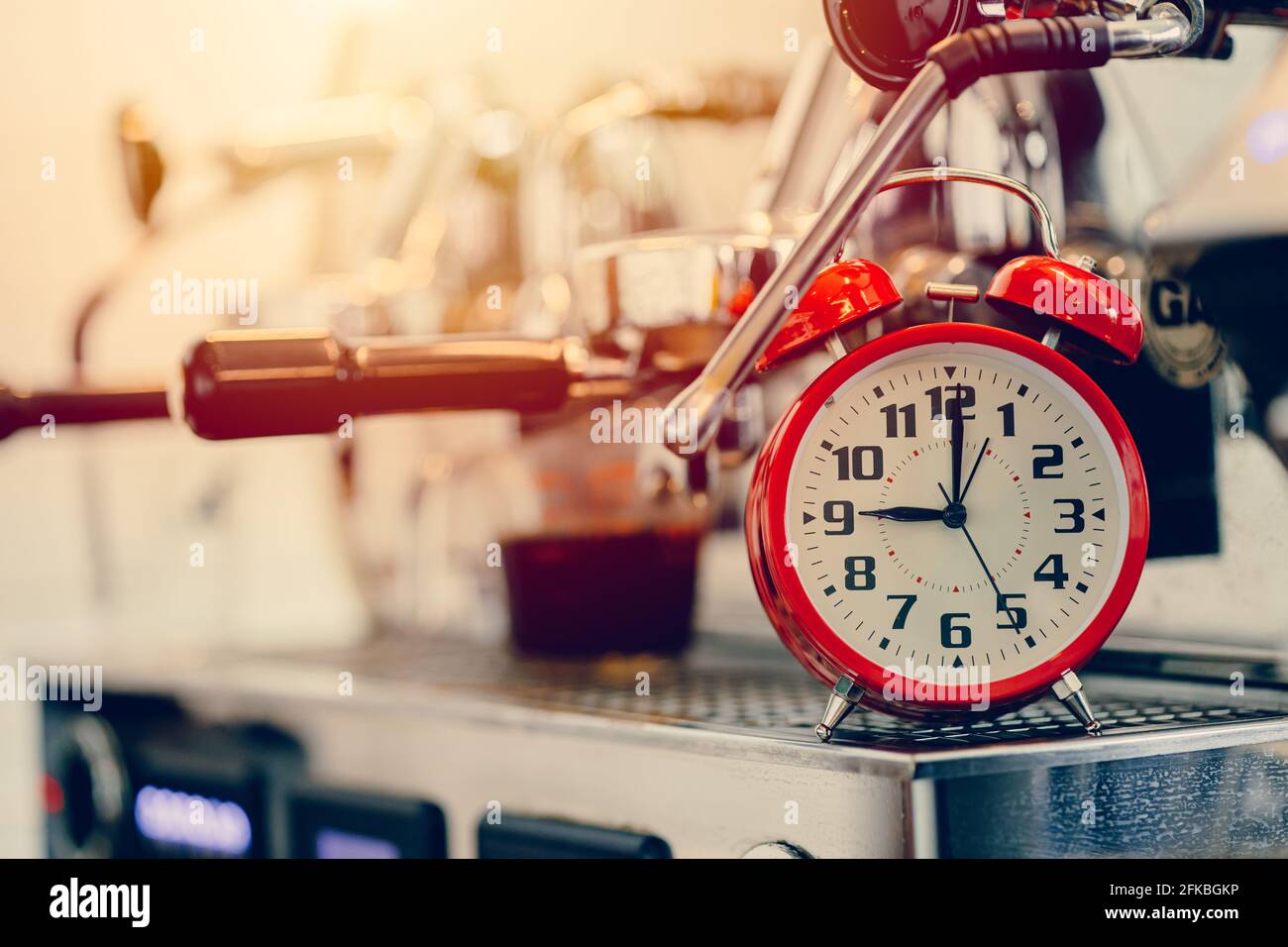 Tiempo de preparación, despertador con cafetera espresso para preparar el  concepto de tiempo del café Fotografía de stock - Alamy
