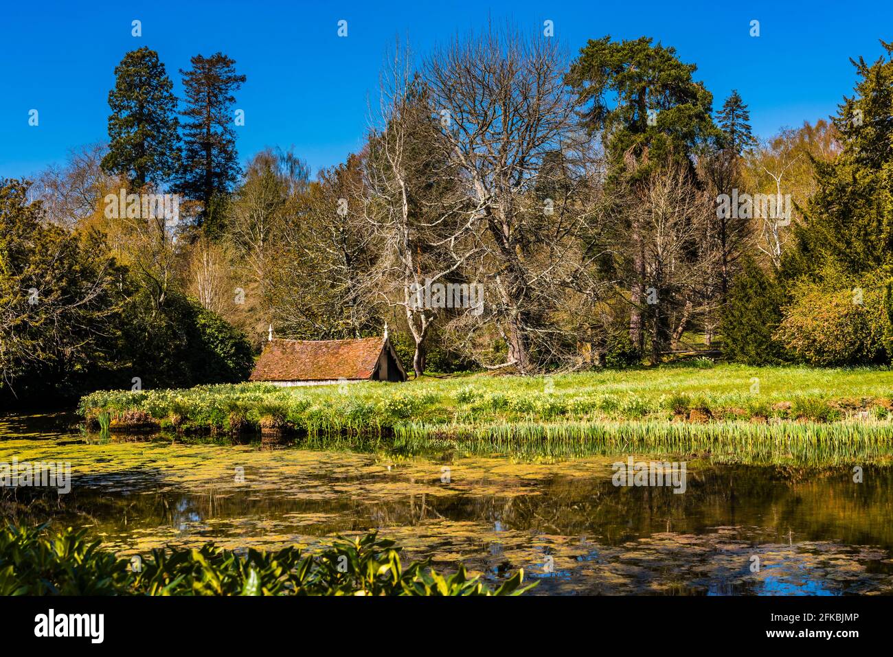Casa de barcos y lago en Scotney Castle en Kent, Reino Unido Foto de stock