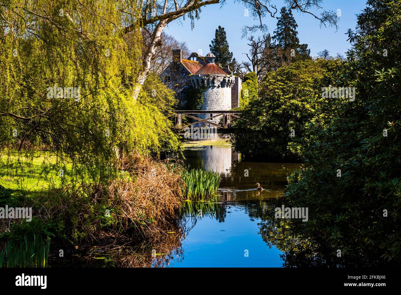 Reflexiones en el lago en Scotney Castle en Kent, Reino Unido Foto de stock