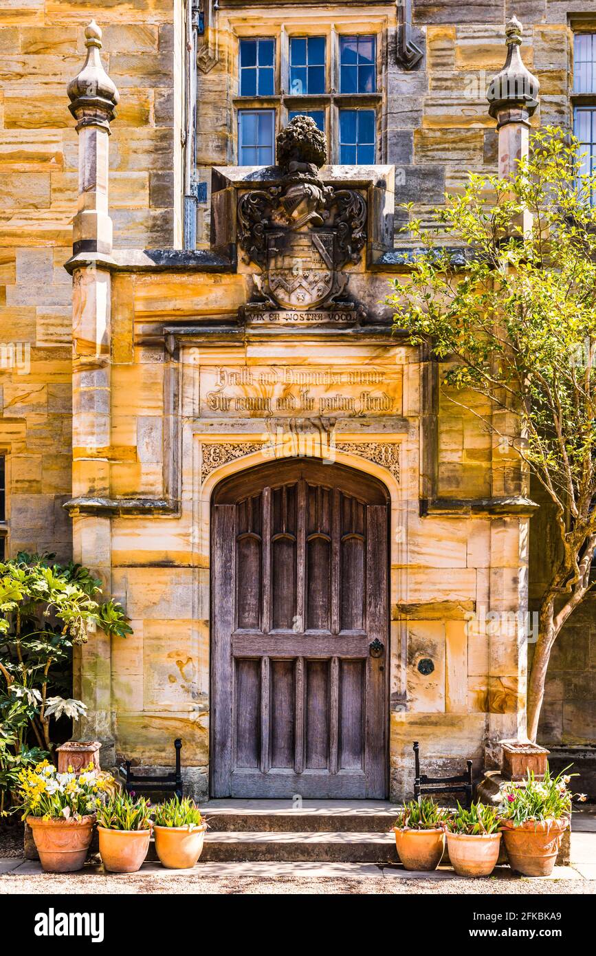 Cerca de una antigua puerta de entrada en el Castillo Scotney en Kent, Reino Unido Foto de stock