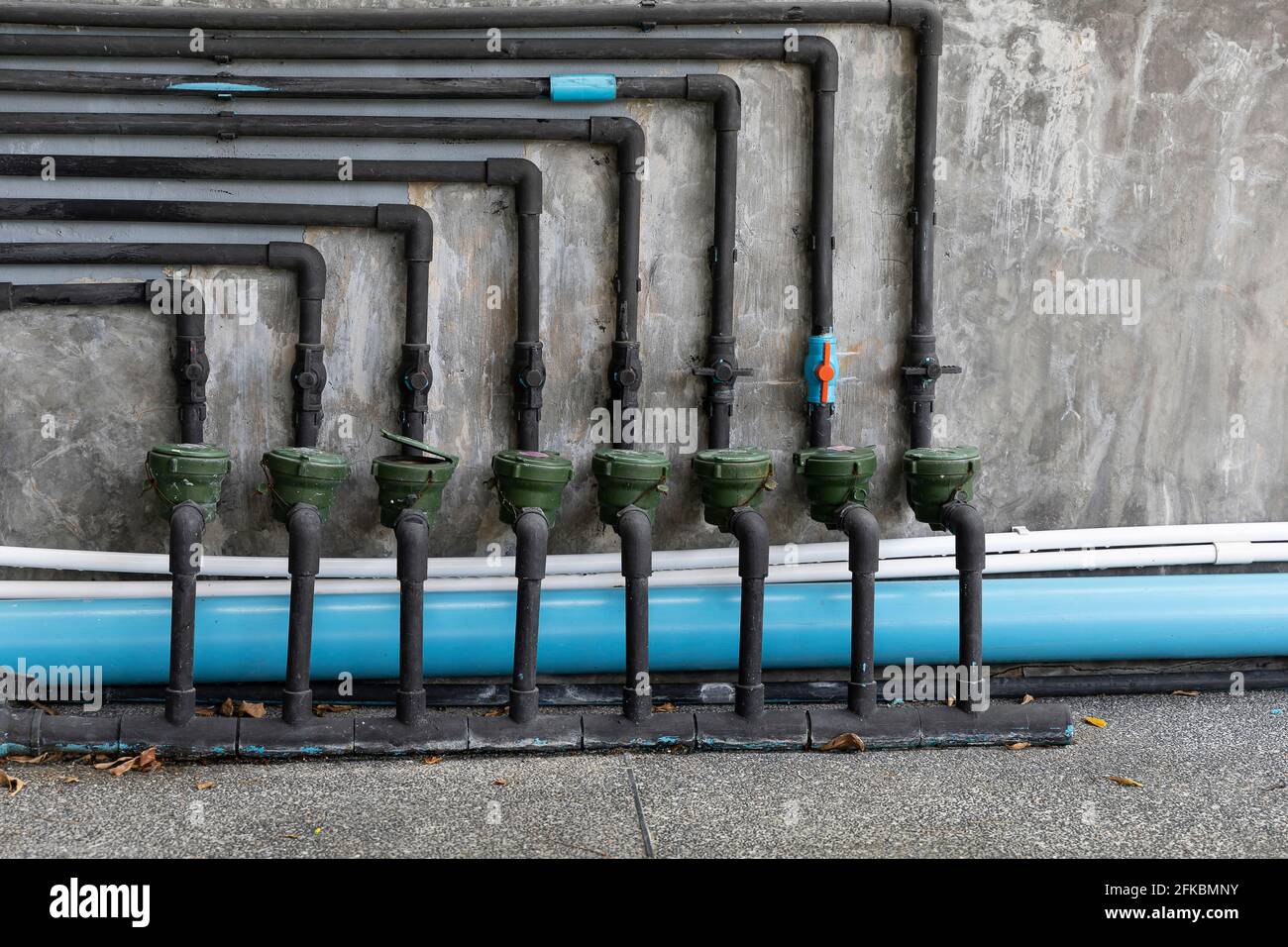 Medidor de agua para medir el consumo de agua de cada casa Fotografía de  stock - Alamy