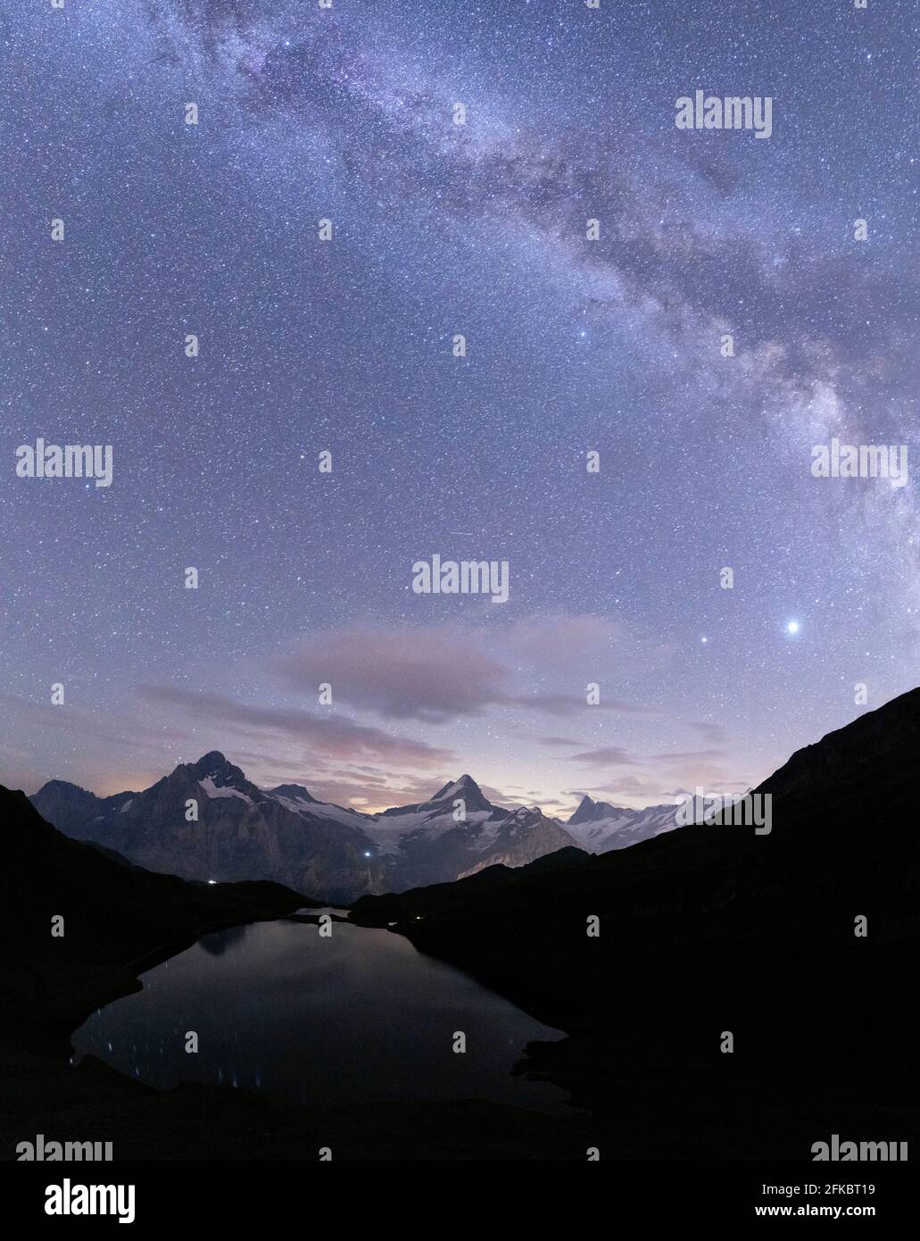 Vía Milky sobre el lago Bachalpsee en una noche de verano, Grindelwald, Jungfrau Región, Bernese Oberland, Cantón de Berna, Suiza, Europa Foto de stock