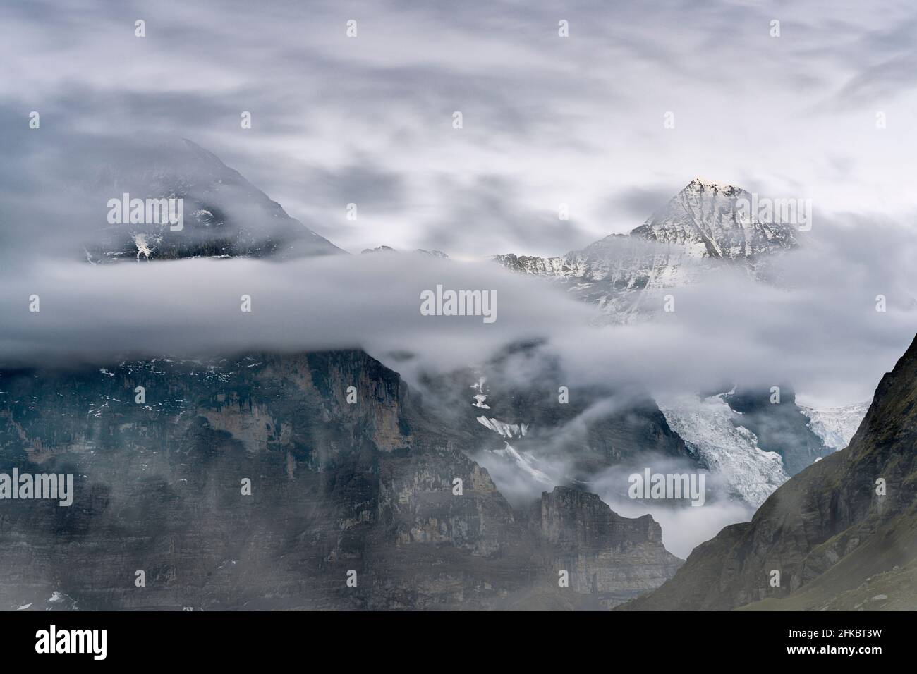Los picos de montaña Eiger y Monch en el cielo nublado, Mannlichen, Grindelwald, Oberland bernés, Cantón de Berna, Suiza, Europa Foto de stock