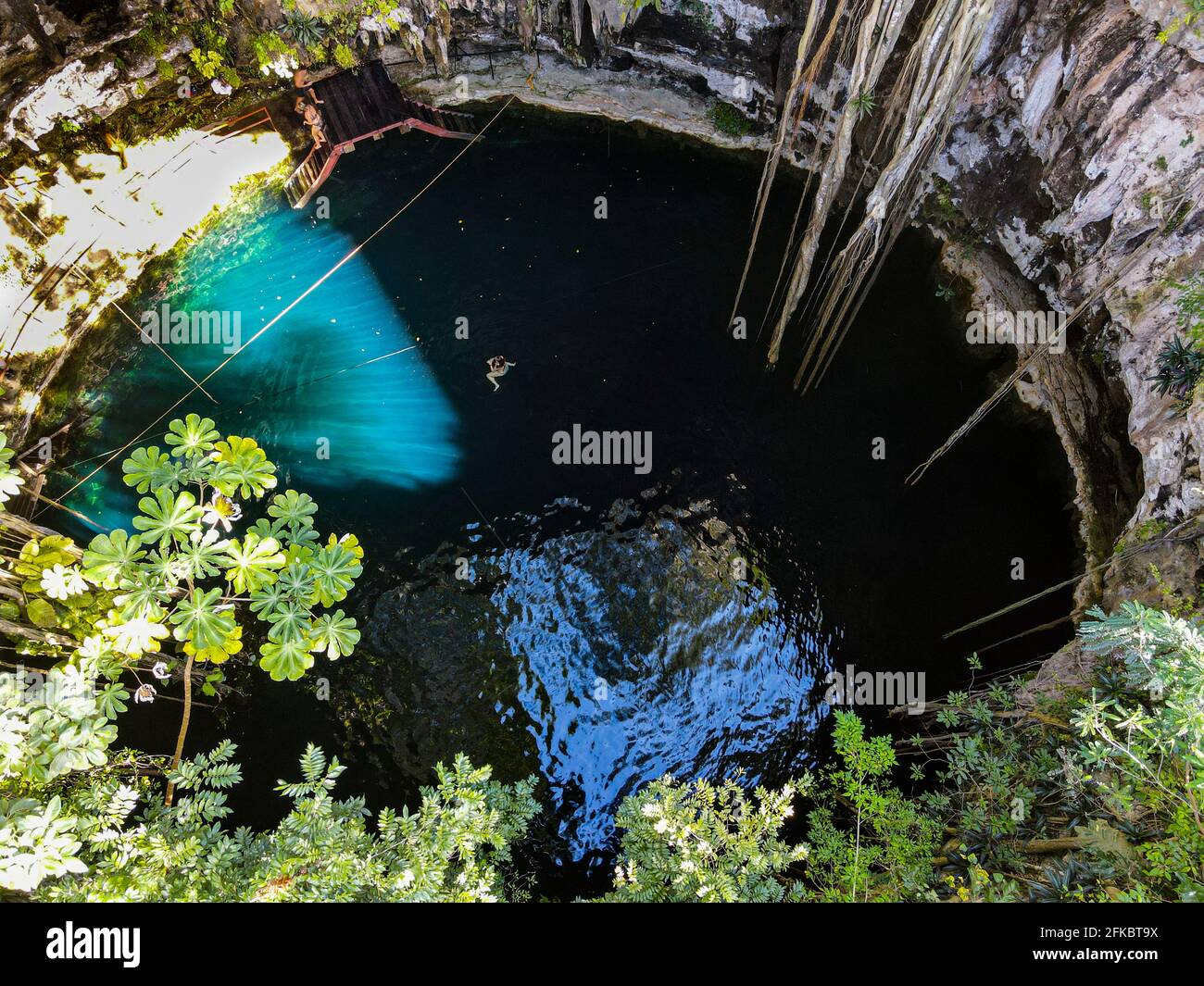 Aérea del Cenote Oxmal, Valladolid, Yucatán, México, Norteamérica Foto de stock