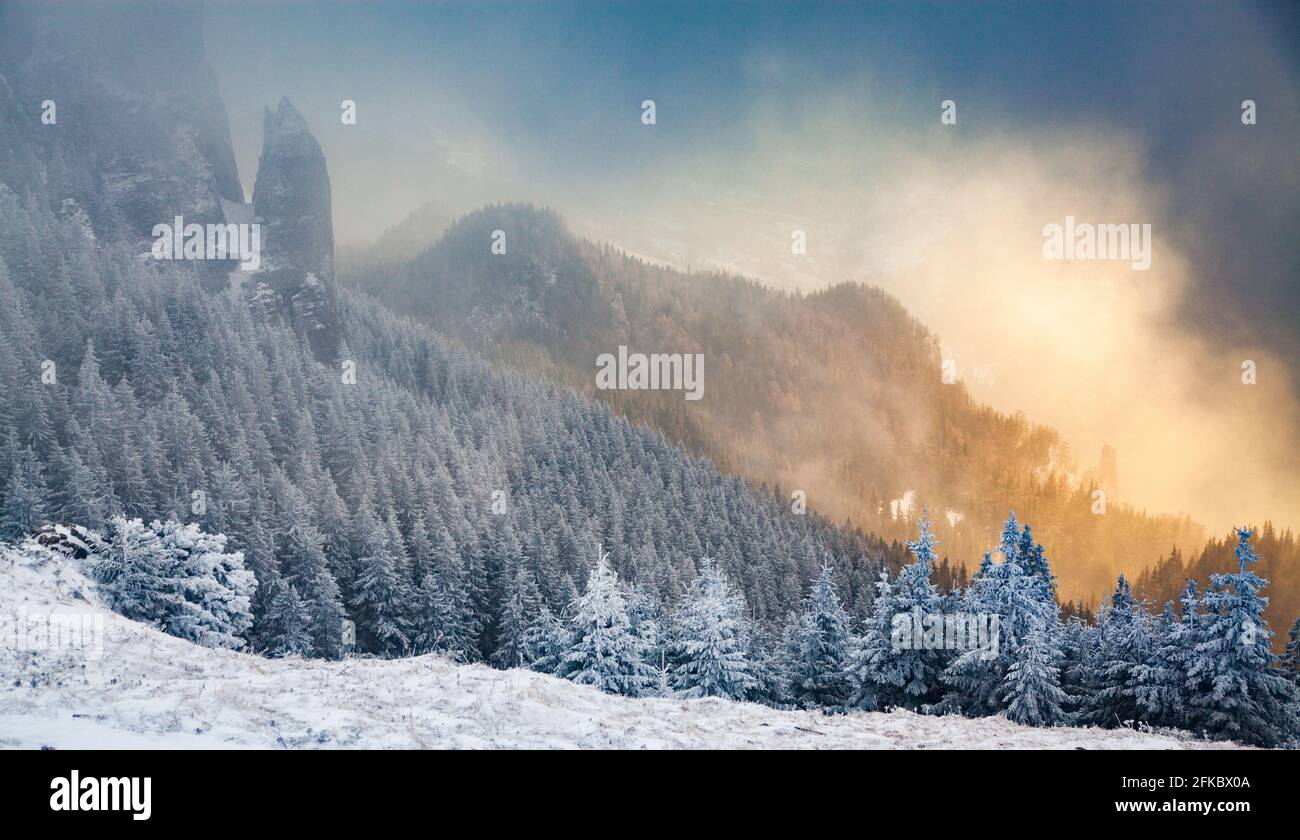 Macizo de Ceahlau en invierno, Cárpatos orientales, Condado de Neamt, Moldavia, Rumania, Europa Foto de stock