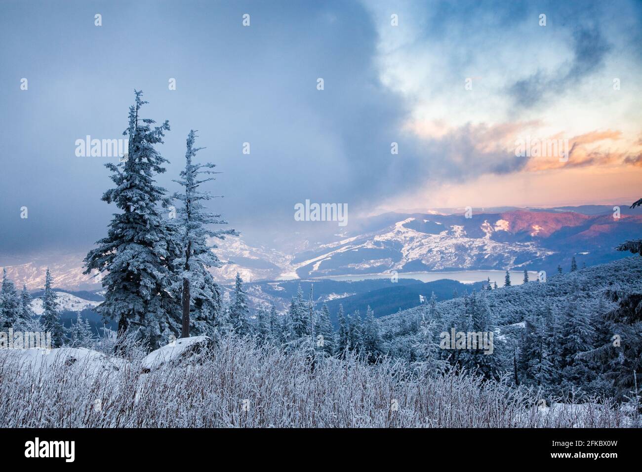 Macizo de Ceahlau en invierno, Cárpatos orientales, Condado de Neamt, Moldavia, Rumania, Europa Foto de stock