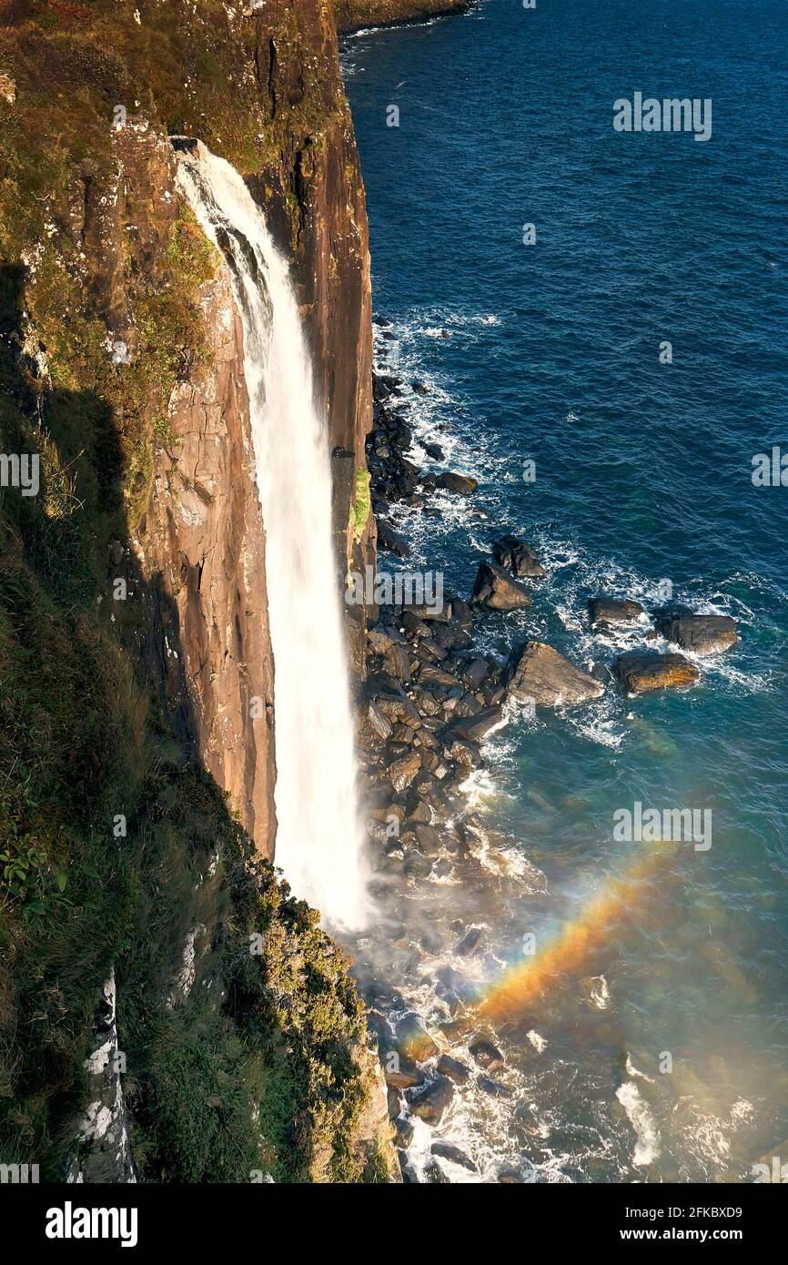 Kilt cascada cayendo directamente en el mar en la isla de Skye, Hébridas  Interior, Escocia, Reino Unido Fotografía de stock - Alamy