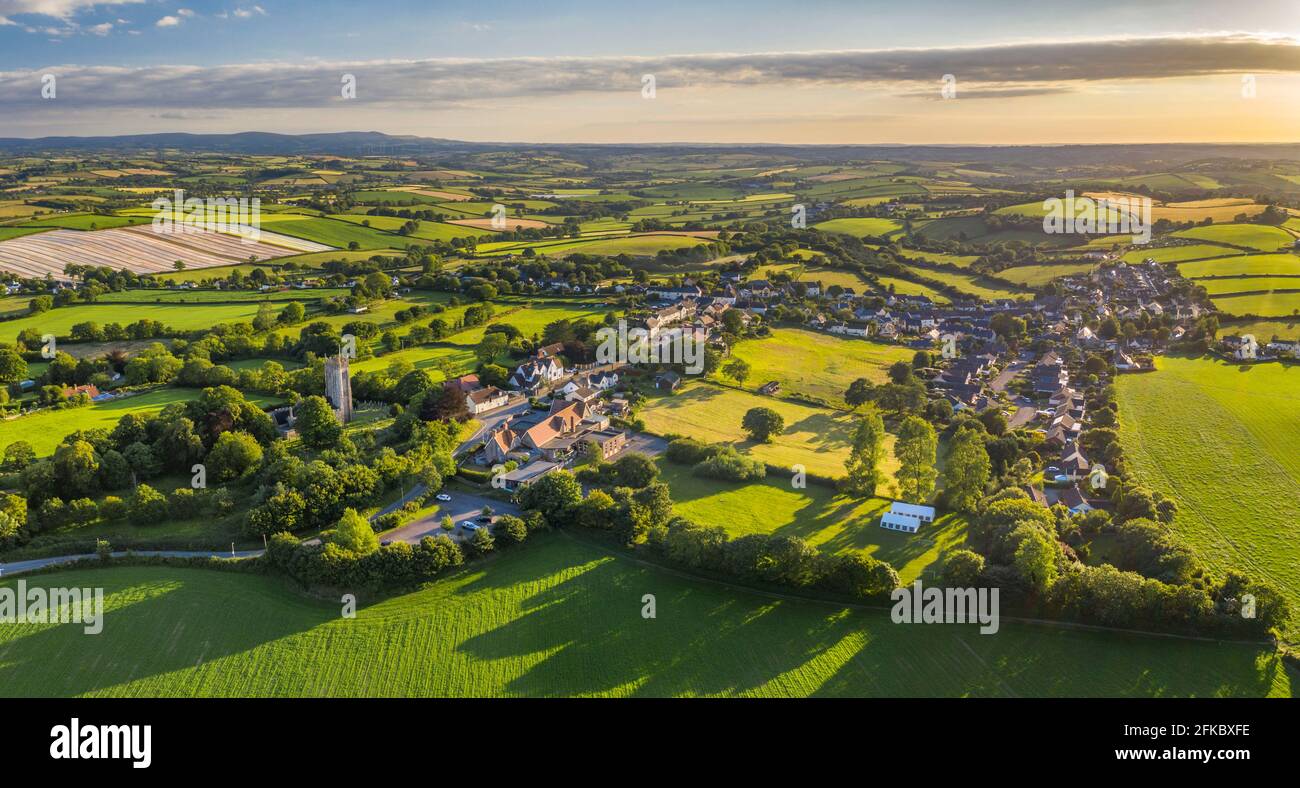 vista aérea del pueblo rural de Morchard Bishop en verano, Devon, Inglaterra, Reino Unido, Europa Foto de stock