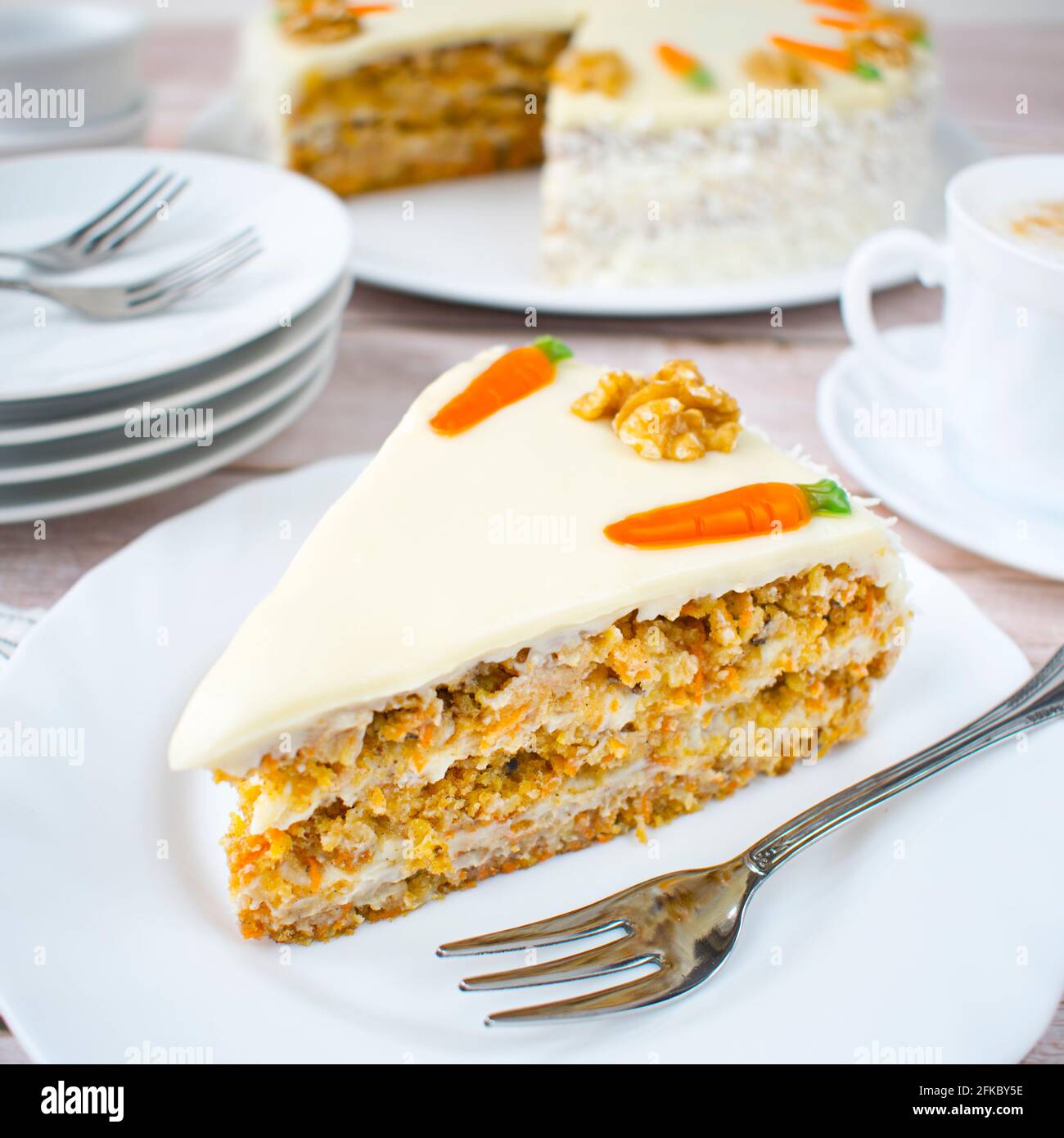 Tarta de zanahoria casera con crema de coco. Pastel estructurado con  nueces, piña y cocos sobre fondo de madera Fotografía de stock - Alamy